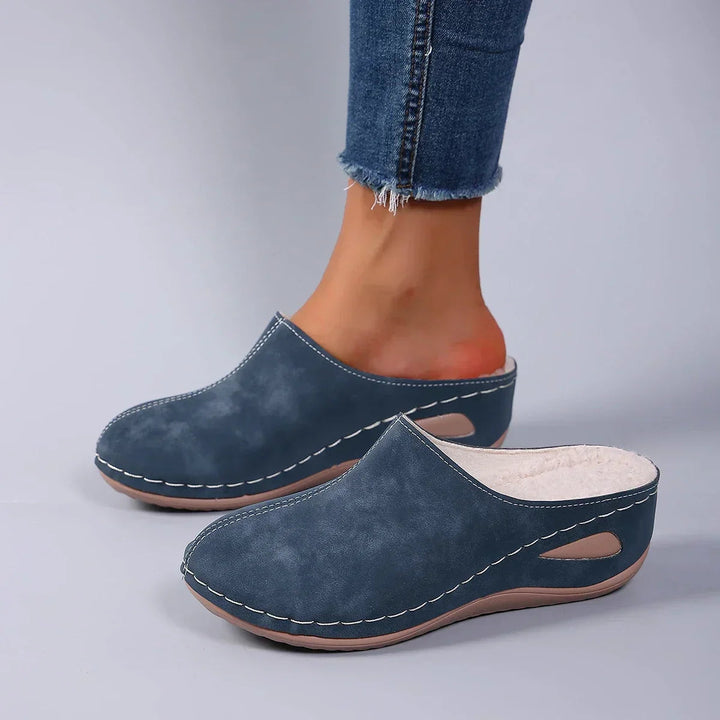 Versatile women's slip-on clogs, ideal for indoor/outdoor everyday wear. Easy on-off design.
