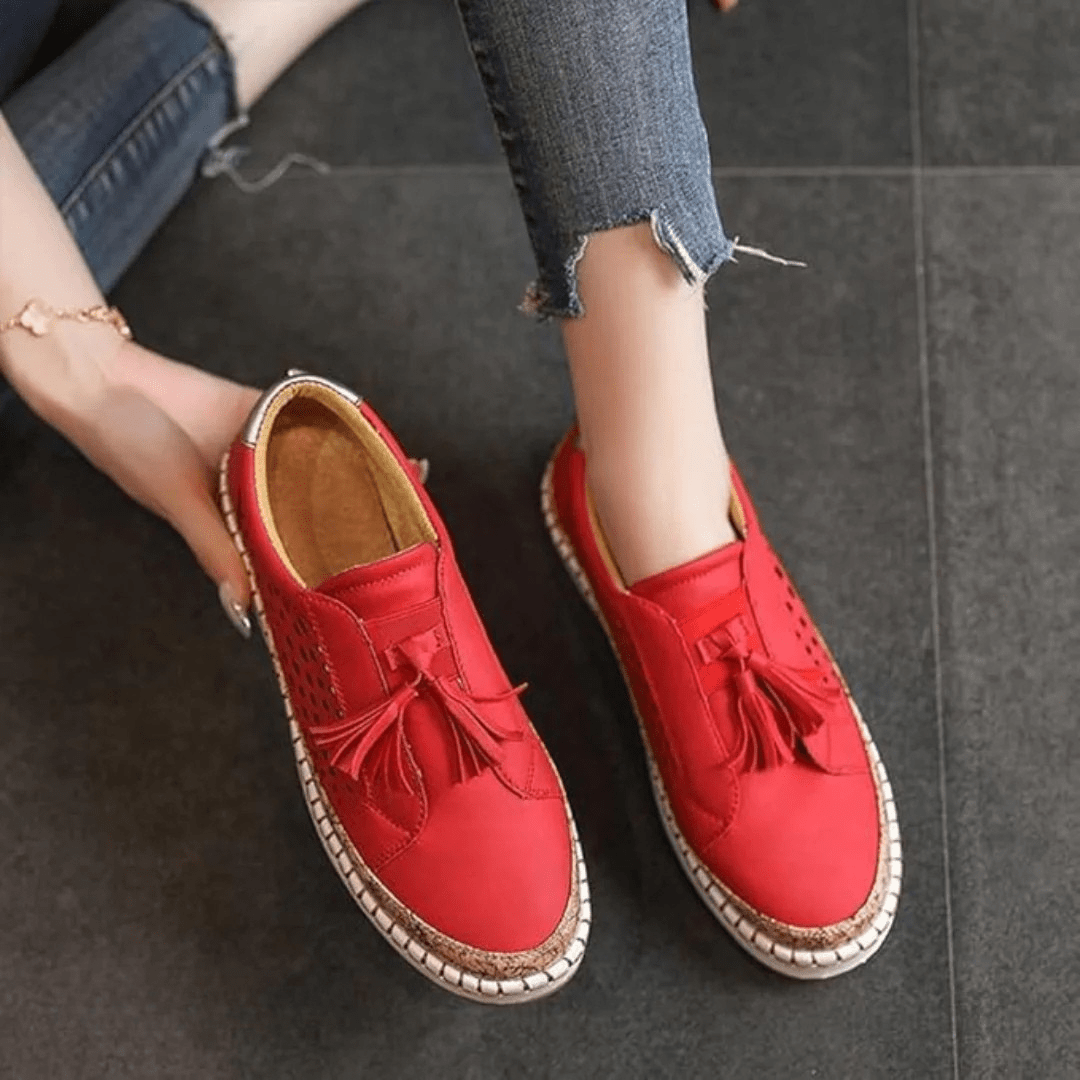 Versatile women's slip-on sneakers, perforated and breathable, with trendy tassel for casual outfits.