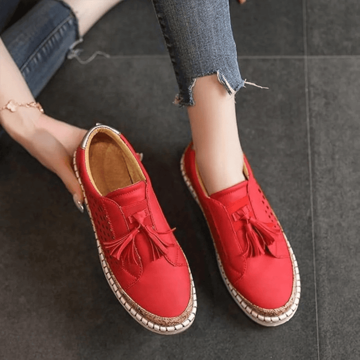 Versatile women's slip-on sneakers, perforated and breathable, with trendy tassel for casual outfits.