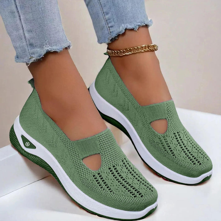 Women's slip-on summer sneakers with arch support, ideal for comfortable walking.