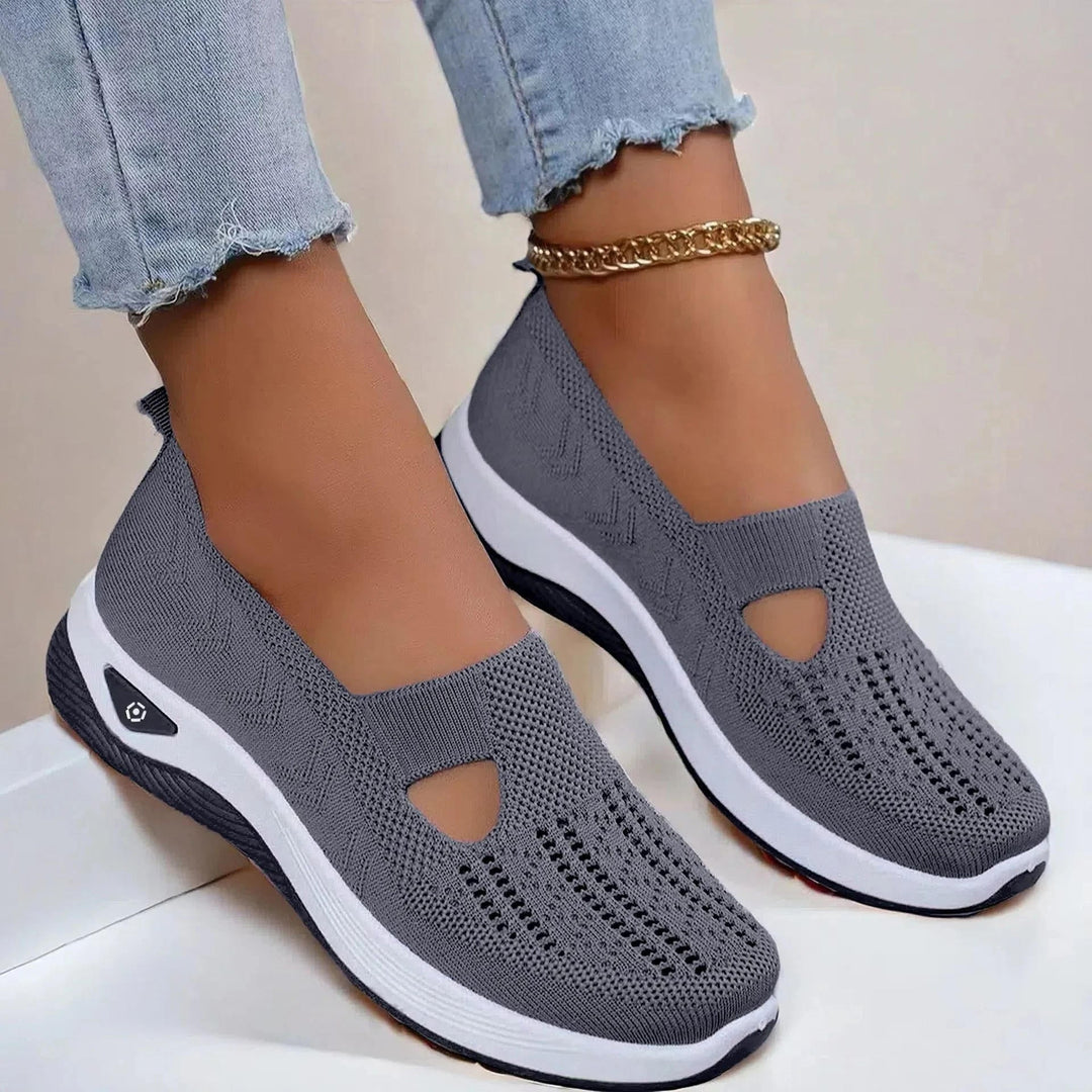 Casual women's slip-on shoes, lightweight and comfortable, with integrated arch support.