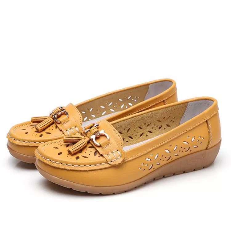 Everyday comfort: Women's soft, breathable moccasin sandals with arch support for summer.