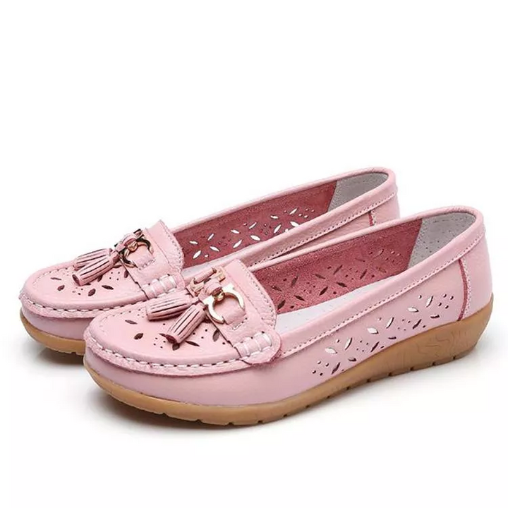 Casual & versatile women's moccasin sandals, breathable & soft for various summer activities.