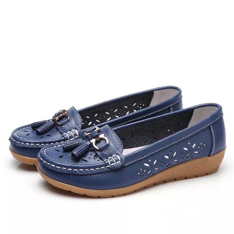 Versatile women's moccasin sandals, perfect for summer outfits, casual comfort & easy slip-on.