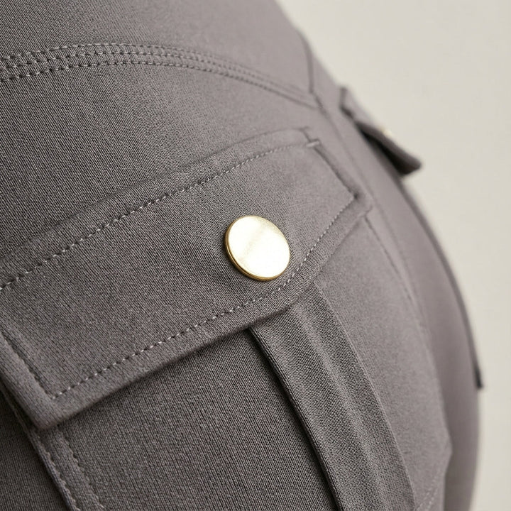 Stylish women's high-waist cargo leggings with functional pockets, great for sportswear & daily active wear.