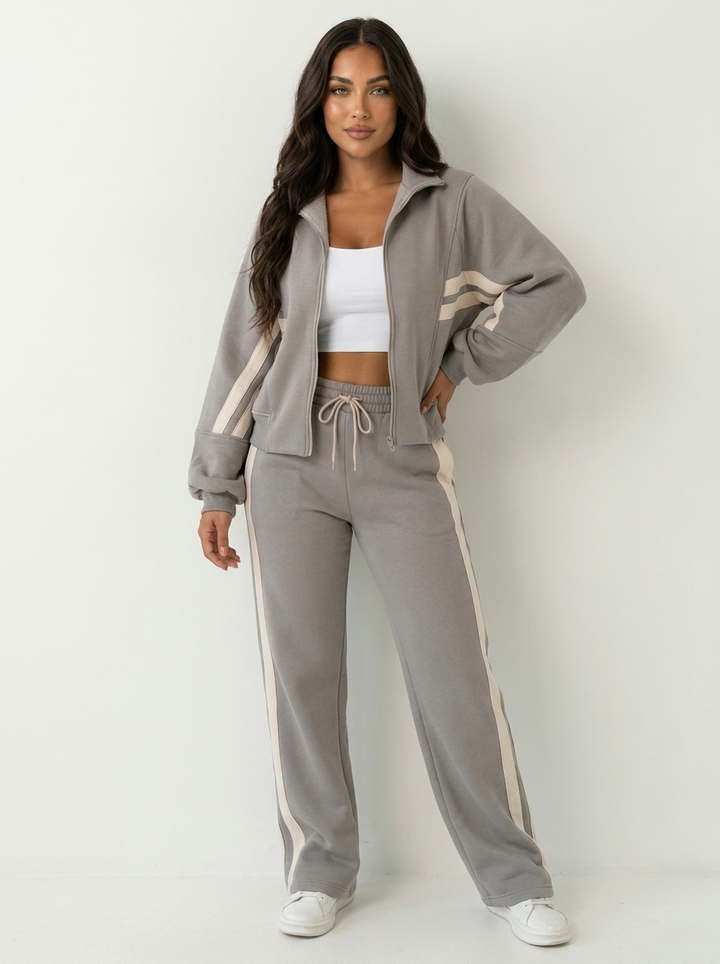 Versatile women's sporty two-piece tracksuit, great for casual outings, lounge, or light athletic fashion.