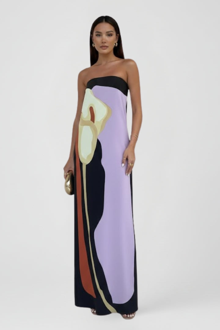 Strapless women's maxi dress with a vibrant pattern. Essential summer beach dress for effortless elegance.
