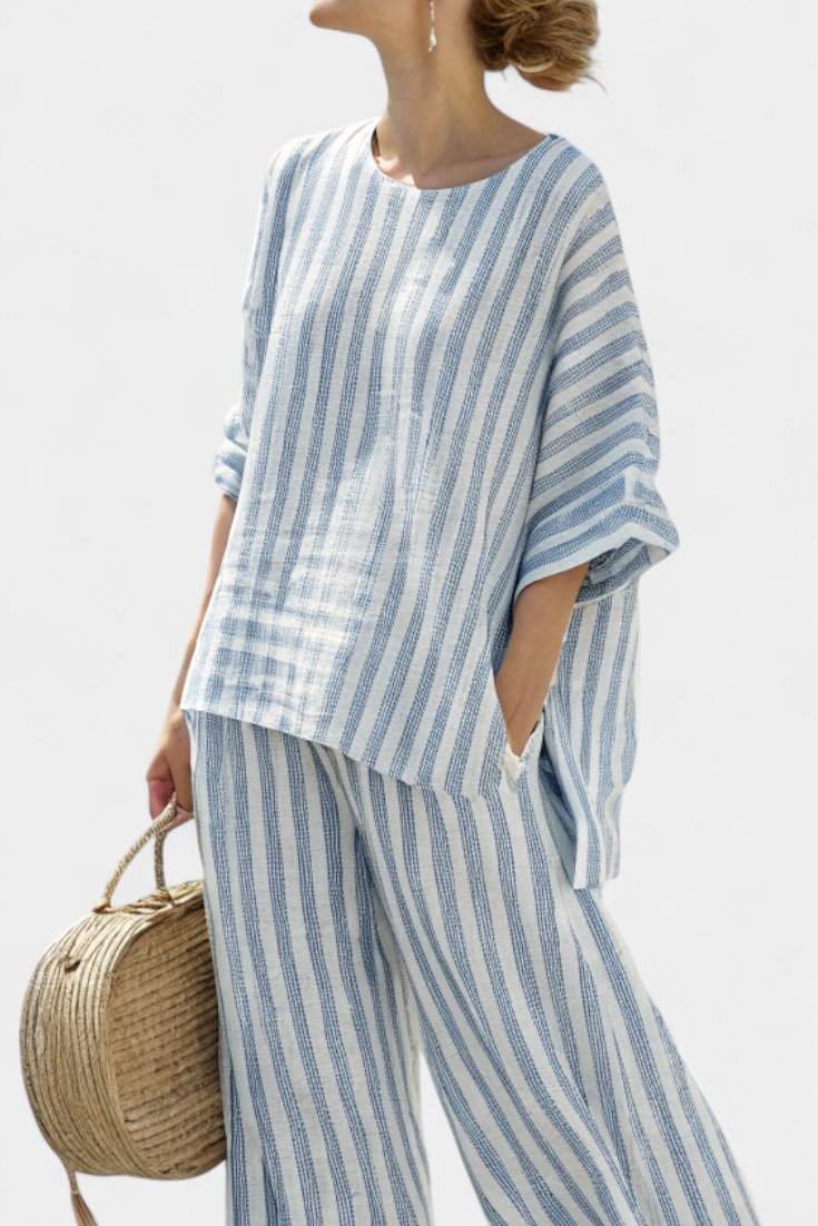 Striped oversized top with batwing sleeves & wide-leg cropped pants. Stylish women's two-piece casual summer set.