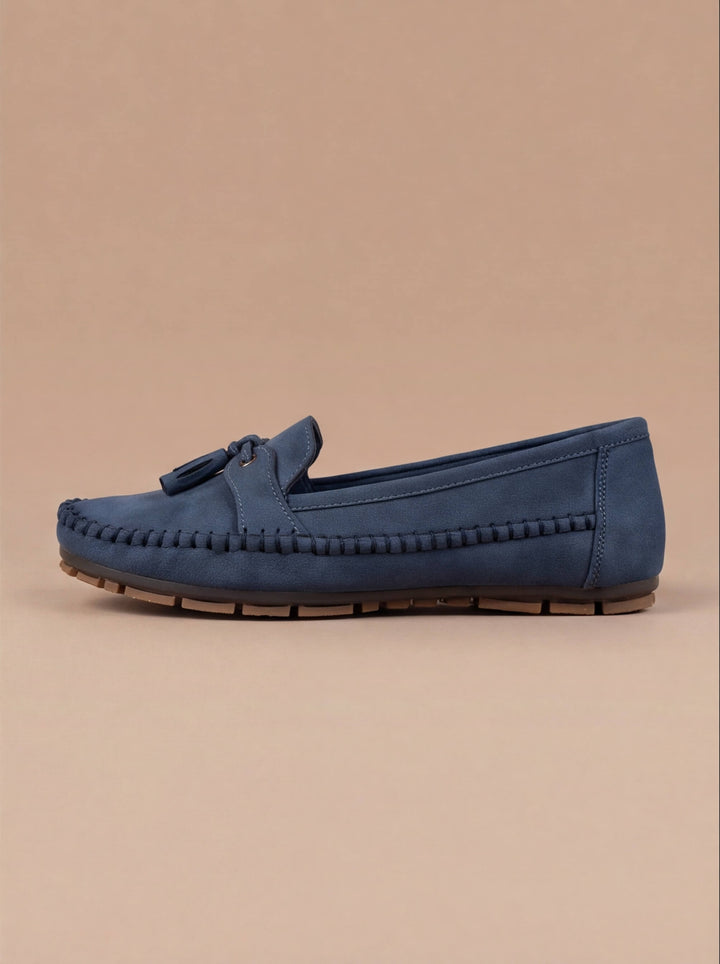 Comfortable women's moccasin loafers with tassels, perfect casual slip-on flats for daily wear.