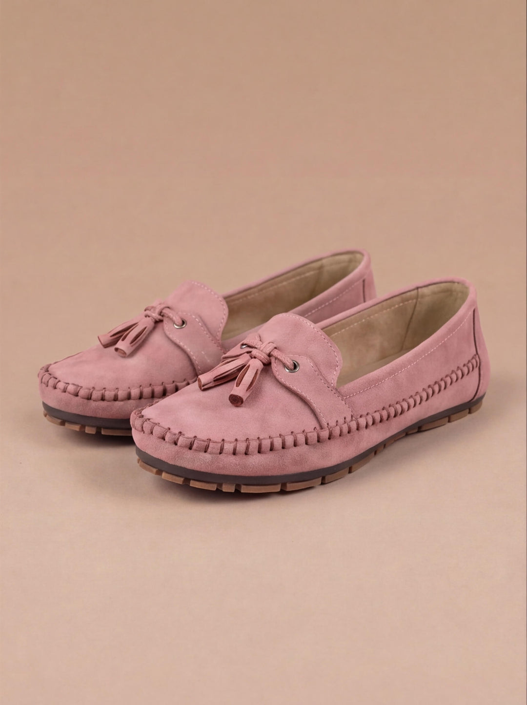 Easy slip-on women's tassel moccasin loafers, offering comfortable everyday style and casual elegance.