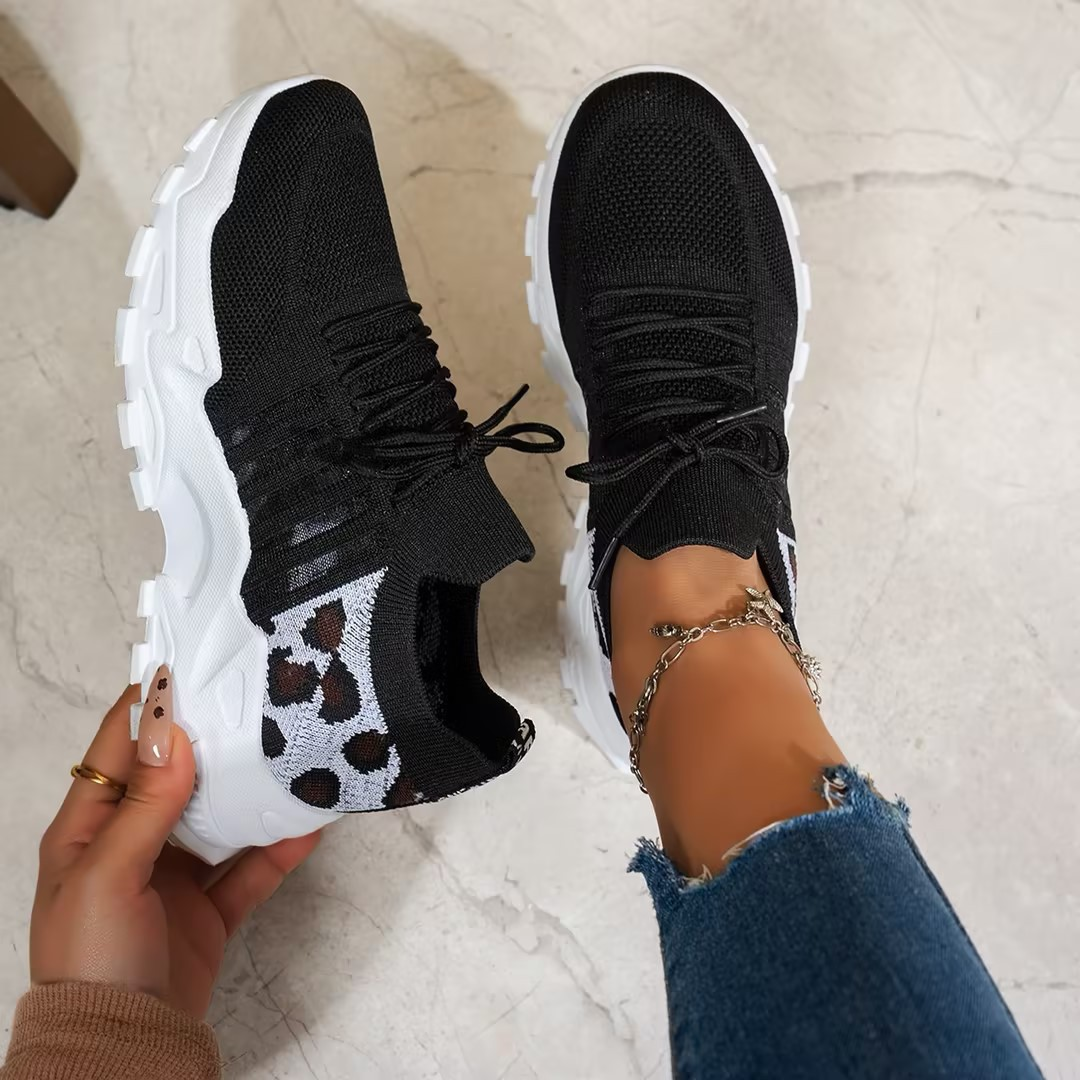 Lace-up women's sneakers, orthopedic and supportive, designed for walking comfort and arch support.