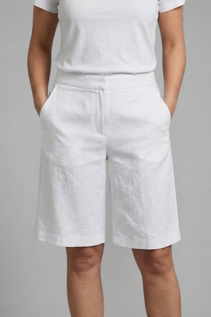 Stylish women's knee-length shorts with a tailored flat front. Versatile for casual chic or elegant summer events.