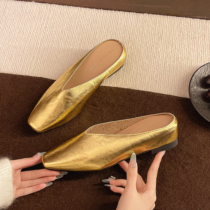 Stylish women's slip-on flats, offering comfortable support for versatile everyday looks.