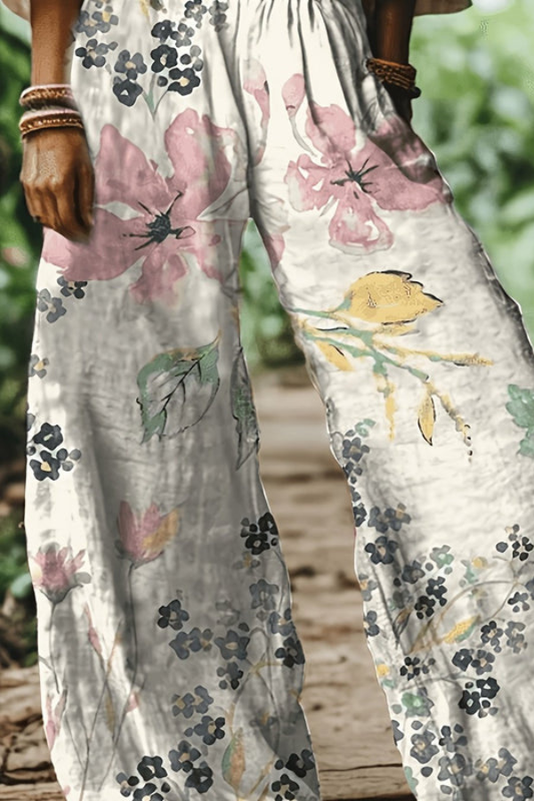 Women's chic cropped pants with a beautiful floral print, ideal for spring fashion.