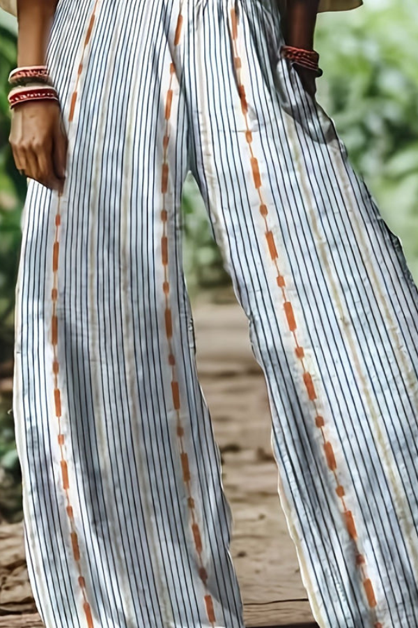 Casual women's floral cropped pants, versatile for everyday spring and summer wear.