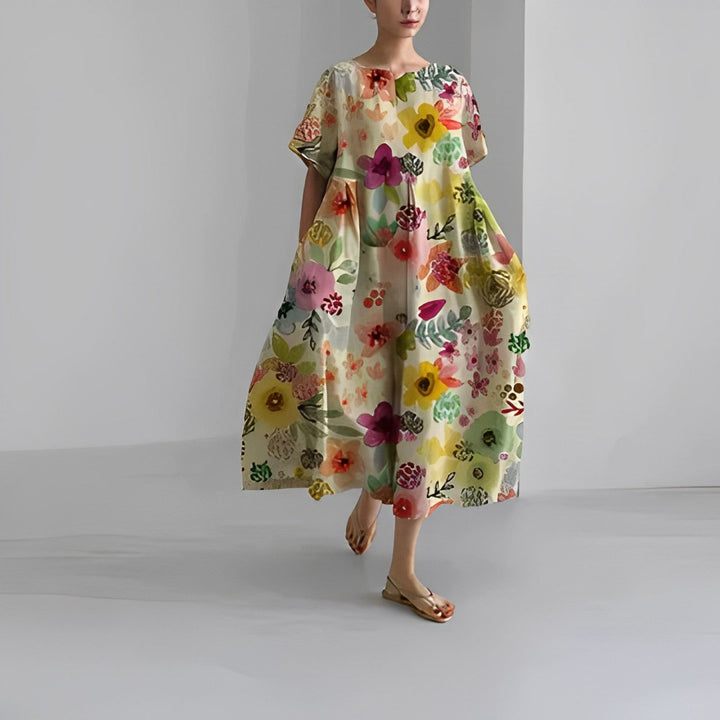 Chic and comfortable women's floral maxi dress, vibrant print, perfect for a relaxed summer style.