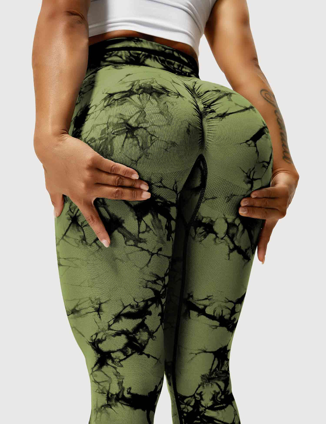 Stylish tie-dye women's activewear pants, high-waist for comfort and trendy fitness.