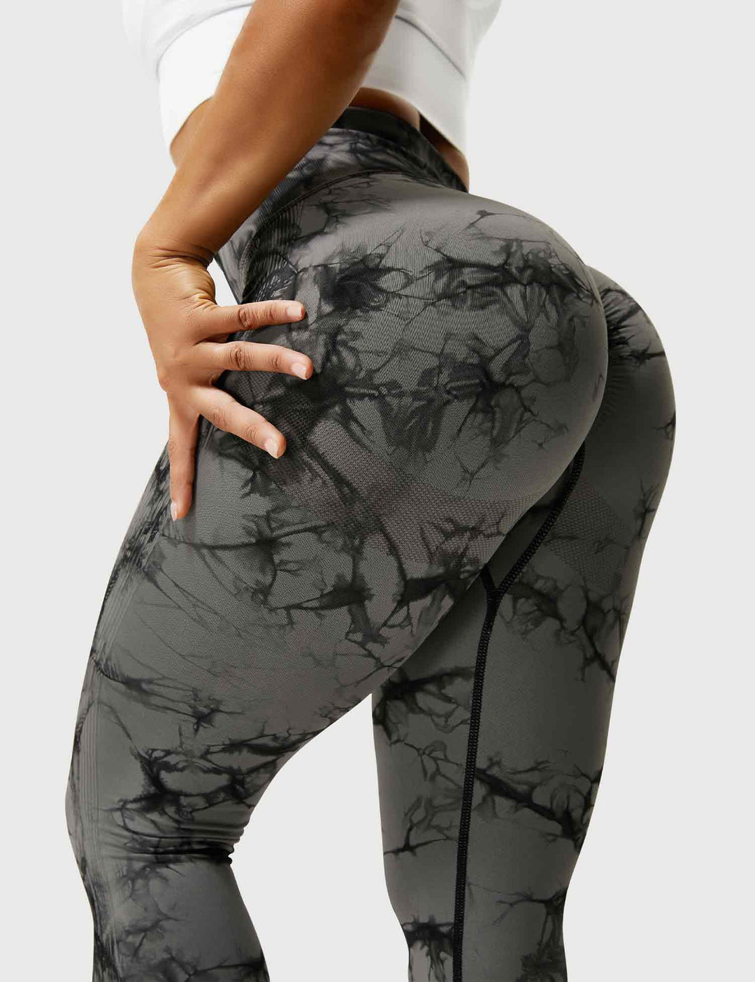 Comfortable tie-dye high-waist leggings for women. Ideal for fitness, yoga, and active lifestyles.