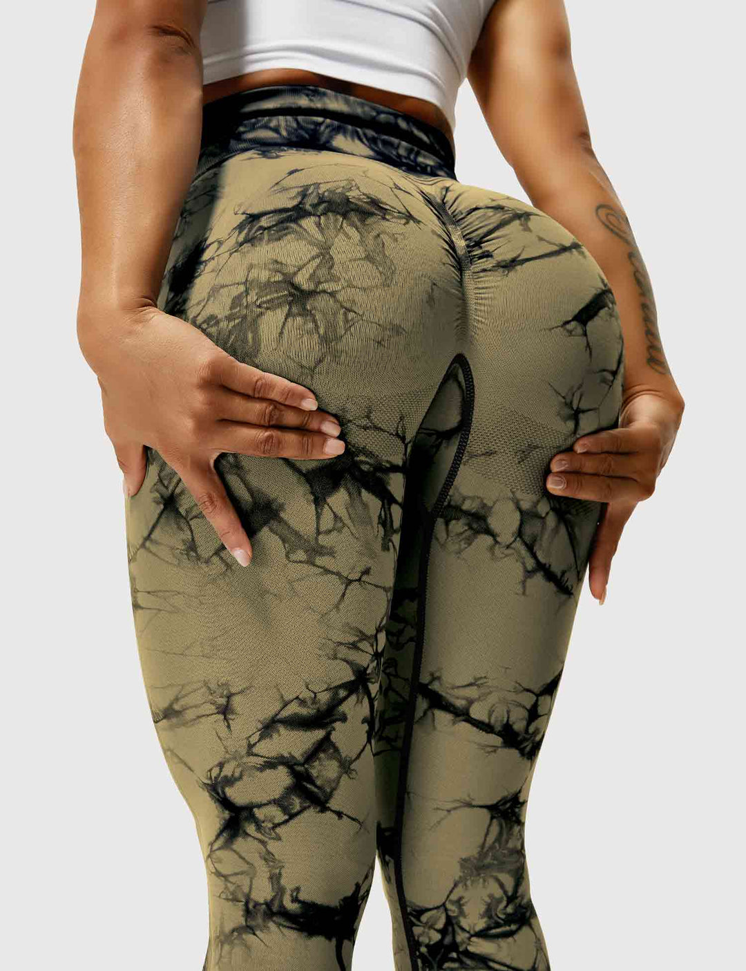 Comfortable women's tie-dye active leggings, ideal for gym, yoga, and everyday wear. High-waist.