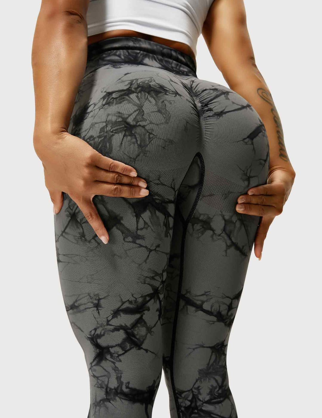 Soft tie-dye women's leggings, offering flexible comfort for workouts and stylish activewear.