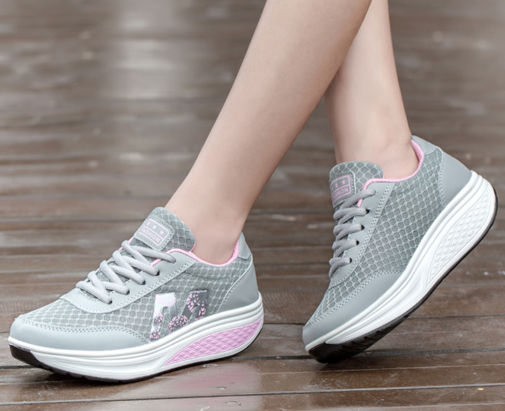 Activewear women's sneakers, supportive design, breathable upper, perfect for walking.