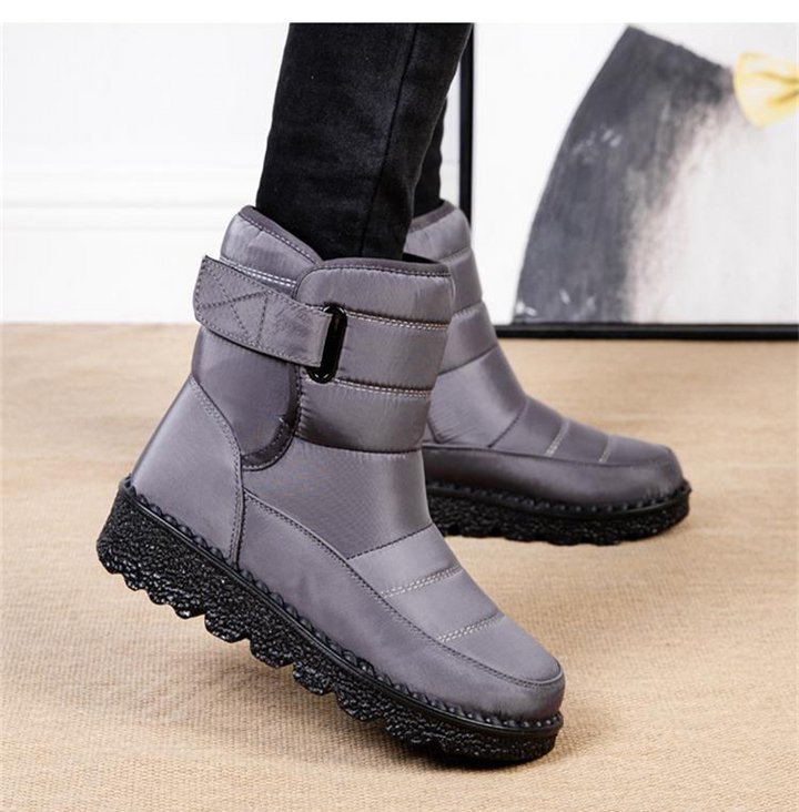 Outdoor-ready women's snow boots, waterproof & non-slip. Offers superior warmth & comfort in winter.