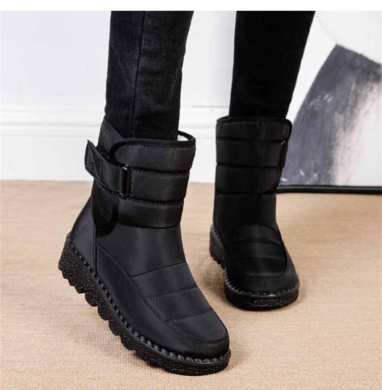 Embrace winter with these warm women's waterproof boots. Cozy, padded, and non-slip for all-day comfort.