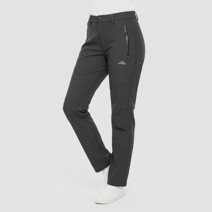 Warm, insulated women's hiking pants, waterproof Lydia model, ensuring dryness and comfort on winter trails.