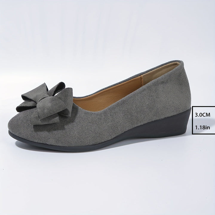 Ladies everyday wedge ballet flats, easy slip-on, with a lovely bow and classic round toe design.
