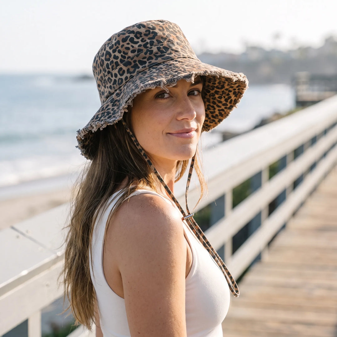 Women's wide brim bucket hat for stylish sun protection. Perfect summer accessory.