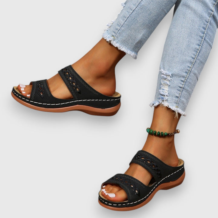 Elegant wide fit flat sandals for women, combining fashion and ergonomic comfort.