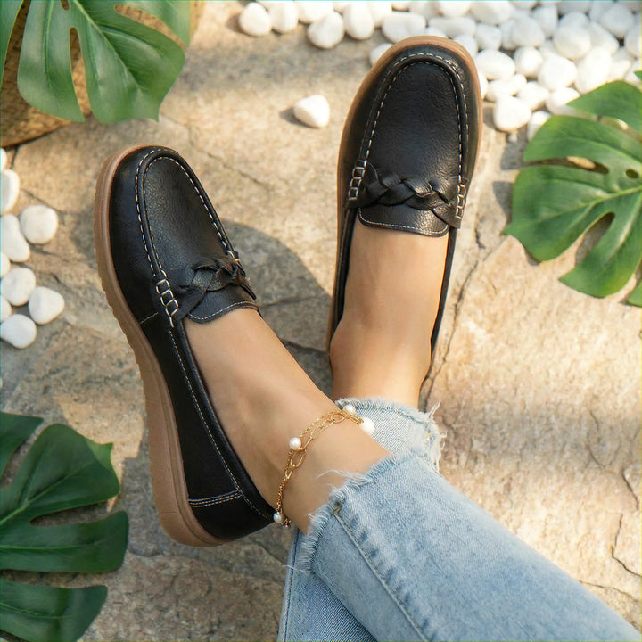 Women's wide fit everyday loafers with integrated arch support technology for comfort.