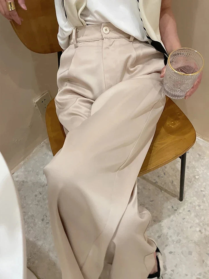Effortlessly chic women's wide leg high waist pants, perfect for a relaxed spring/summer casual look.
