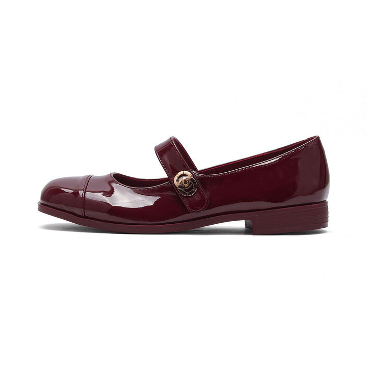 Versatile women's footwear: Mary Jane flats with wide toe box, arch support, suitable for many looks.