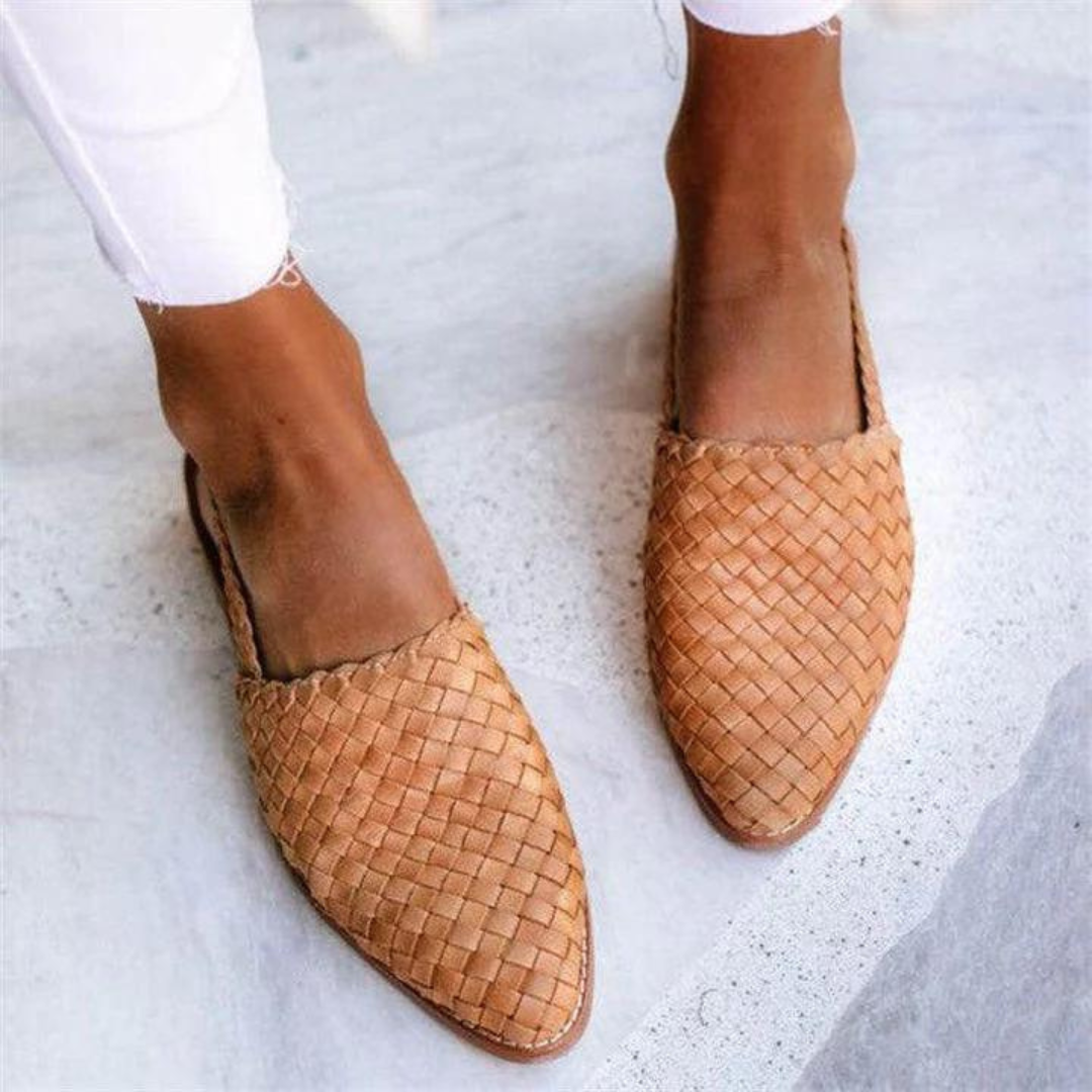 Elegant women's woven loafers, classic slip-on flats with a comfortable round-toe, ideal for summer and daily use.