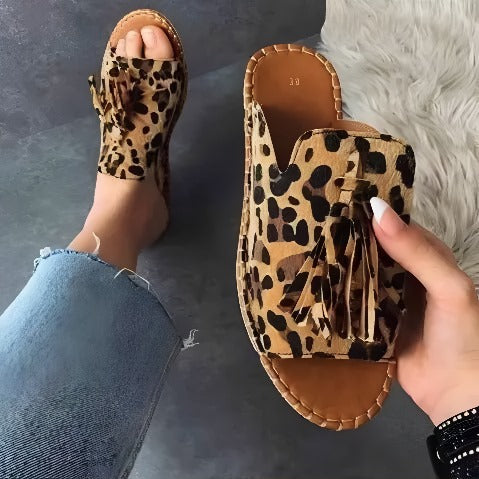Stylish women's cushioned woven slides. Comfortable slip-on sandals ideal for beach, casual outings, & everyday wear.