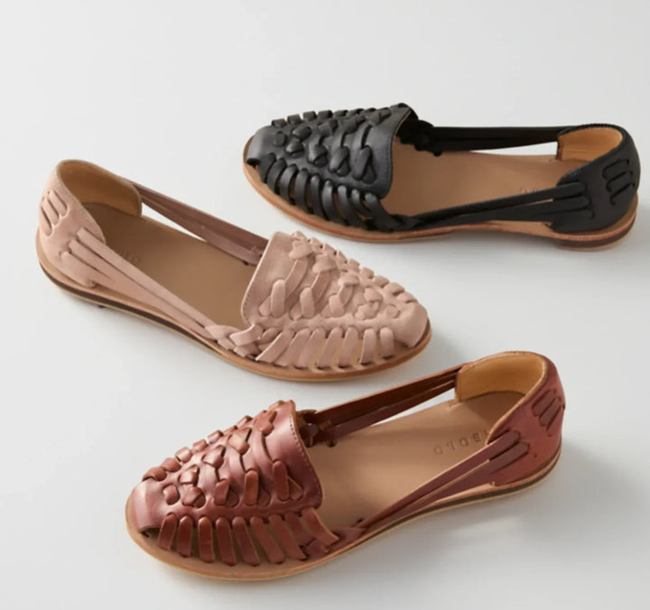Easy-wear women's slip-on mules featuring a chic woven design, providing orthopedic comfort for everyday elegance.
