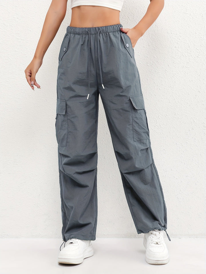 Stylish women's utility cargo parachute pants, featuring a comfortable loose fit and trendy streetwear look.