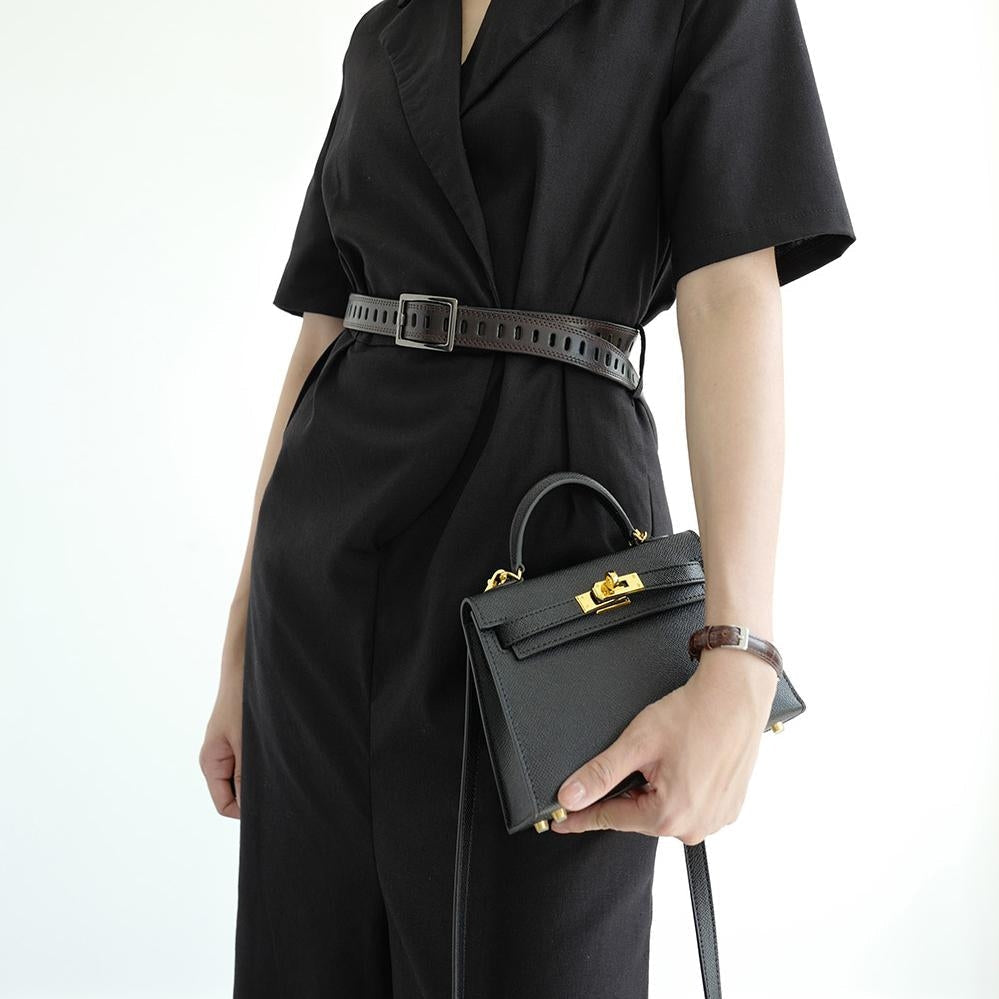 Sophisticated women's structured top handle bag with a trendy turn lock, ideal as a daily shoulder or crossbody.